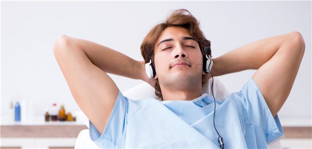 Zusätzlich zu einer Standard-Schmerztherapie kann Musik Schmerzen reduzieren, geht aus einer Studie hervor. 