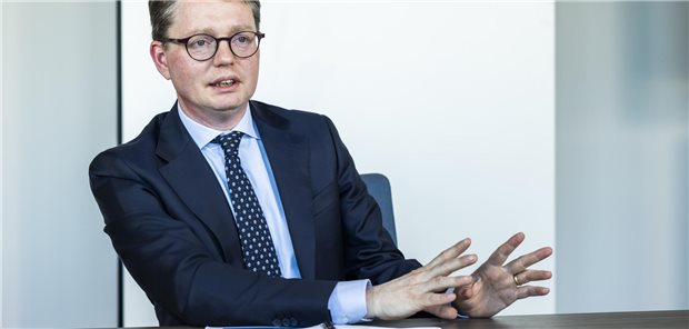 Dr. Florian Reuther, Direktor des PKV-Verbands, im blauen Anzug in einem Interview.