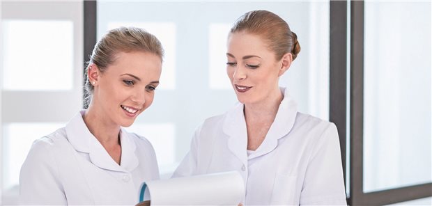 Zusätzliche Qualifikation der MFA soll die Delegationsmöglichkeiten für Rheumatologen erweitern. (Symbolbild mit Fotomodellen)