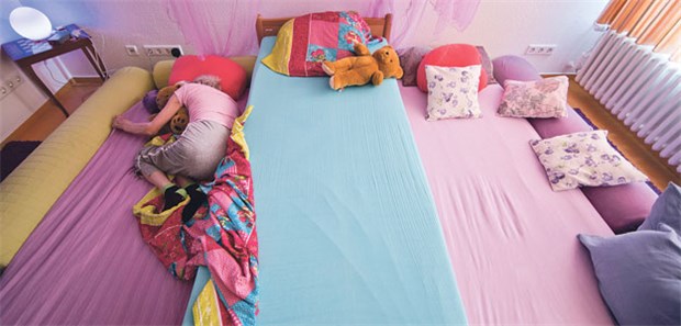 Pflegekräfte fühlen sich 'mutterseelenallein' Zusatzmatratzen statt Bettgitter: Demenzkranke Bewohnerin im Seniorenzentrum Theresienau in Bonn.