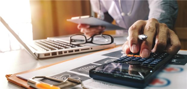 Zuschüsse und Förderungen können Arztpraxen zusätzlich Geld bringen. Außerdem lohnt es sich, auf bestimmte Abrechnungsziffern zu achten, die gerne mal vergessen werden.