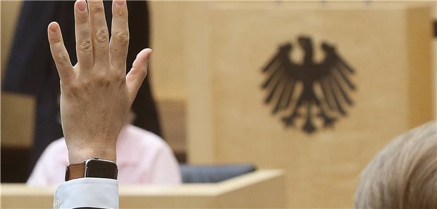 Bundesrat beschließt Neuregelungen im Infektionsschutzgesetz Zustimmung bei einer Sondersitzung des Bundesrates zu neuen Corona-Kennziffern und Impfstatusabfrage für Arbeitgeber.