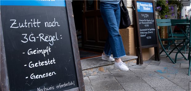 Corona-Verordnungen: Abweichungen vom 3G-Prinzip Zutritt nur nach der 3G-Regel: Die Vorschrift – hier vor einem Wirtshaus in München – wird bundesweit nicht mehr einheitlich ausgelegt.