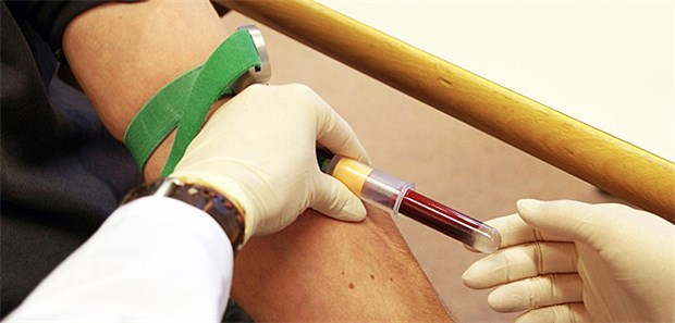 Zuviel Aldosteron im Blut? Einem Patienten wird Blut für eine Screening-Untersuchung abgenommen.