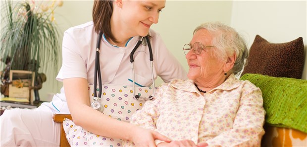 Zuwendung: Im alternden Deutschland nimmt der Bedarf an professionellerPflege deutlich zu.