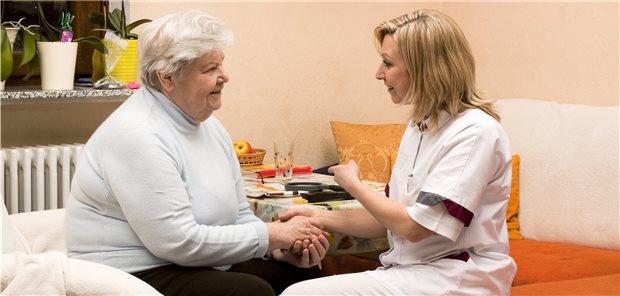 „Wir brauchen endlich ein zeitgemäßes Heilkundegesetz“ Zuwendung auf Augenhöhe: Pflegeprofis sehen ihre Möglichkeiten darin noch lange nicht erschöpft. Von Modellprojekten zur eigenverantwortlichen Ausübung der Heilkunde – wie sie das GVWG den Kassen jetzt zur Pflicht macht – erhoffen sie sich auch eine Aufwertung des Berufsbilds.