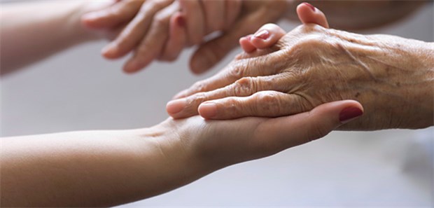 Lang ersehnte Entscheidung fällt Zuwendung für alte und pflegebedürftige Menschen: Mit dem zweiten Teil des Pflegestärkungsgesetzes sollen die Kriterien für die Einstufung in Pflegegrade verbessert werden.