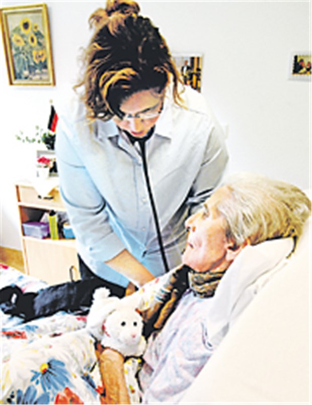 Die unendliche Geschichte Zuwendung gefragt: Immer mehr Menschen in Deutschland sind pflegebedürftig. Jetzt sollen auch Demenzpatienten besser versorgt werden.