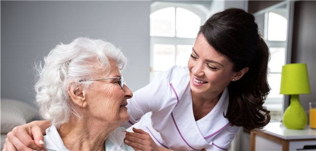 Zuwendung gehört zum Job. Mit der Konzertierten Aktion sollen Pflegekräfte besser gestellt werden.