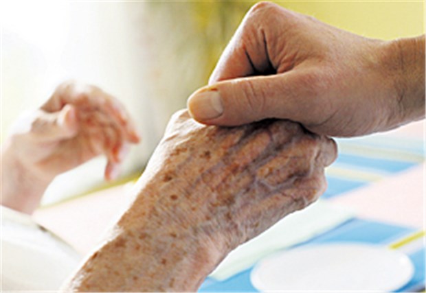 Das erste Jahr Pflege soll jeder selbst bezahlen Zuwendung in der Pflege braucht private Sicherungsmodelle der Finanzierung, sagen Freiburger Generationenforscher.