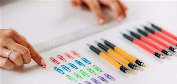 in geraden Linien platzierte Büromaterialien 