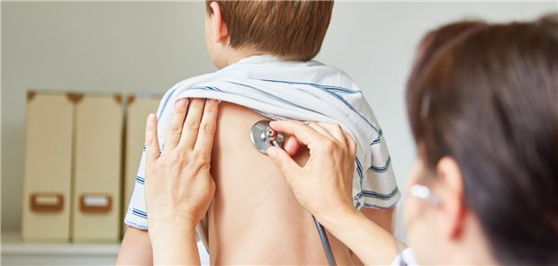 Eine Kinderärztin mit Stethoskop beim Abhören der Lunge eines Vorschulkindes mit Giemen.