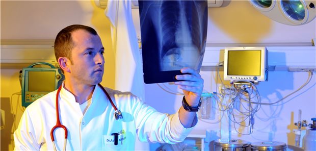 Zwar leistet das Thoraxröntgen bei der raschen Diagnose von Verletzungen, die unverzüglich versorgt werden müssen, gute Dienste. Laut einer Studie US-amerikanischer Notfallmediziner ist es als alleiniges Screeningverfahren bei Unfallverletzten aber nicht geeignet.