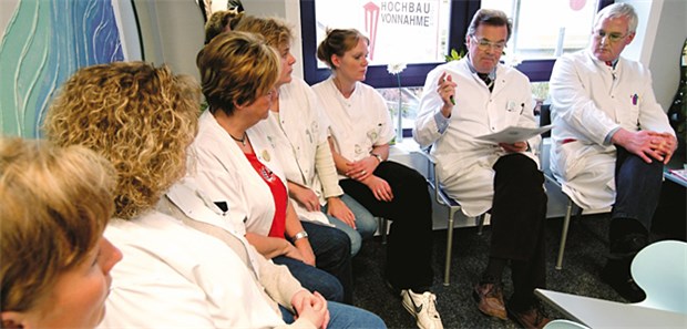 Zwei Ärzte, eine Abrechnungsnummer: Insbesondere in Gemeinschaftspraxen muss der Unterschied zwischen Arztfall und Behandlungsfall gleichsam in Fleisch und Blut übergehen.