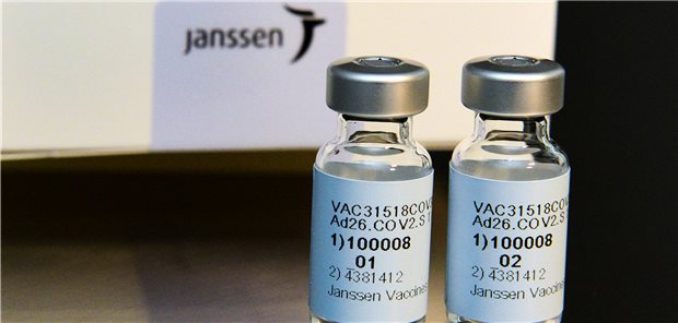 Janssen beantragt Zulassung für Corona-Impfstoff Ad26.COV2.S Zwei Ampullen von Ad26.COV2.S: Janssen hat bei der EMA die bedingte Zulassung ihres Impfstoffs beantragt.