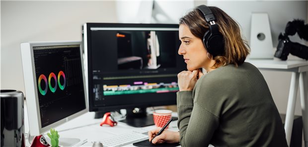 Digitale Überdosis kann krank machen Zwei Bildschirme, das strengt nach einer Studie der Techniker Krankenkasse viele Mediennutzer besonders stark an.