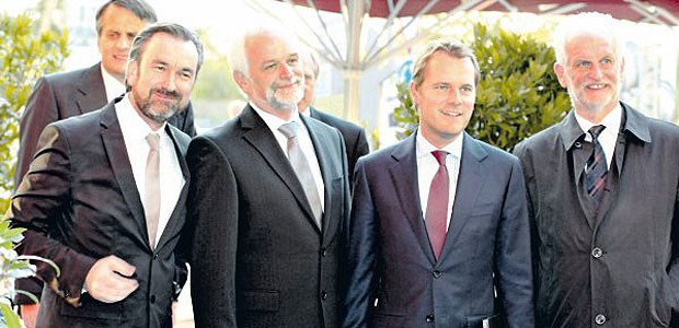 Runder Geburtstag für Praxisnetz UGOM Zwei Brüderpaare beim UGOM-Jubiläum: (v.l.) UGOM Geschäftsführer Dr. Thomas Bahr, Aufsichtsratsvorsitzender Dr. Hermann Dandorfer, Gesundheitsminister Daniel Bahr und Wolfgang Dandorfer, OB von Amberg.