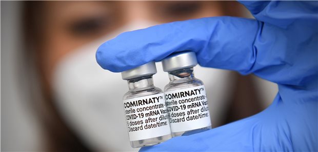Zwei Dosen sind eine zu wenig: Die Auffrischimpfung mit der Vakzine ComirnatyTextbaustein: war von BioNTech bessert den Schutz vor schweren und tödlichen Verläufen durch die Delta-Variante von SARS-CoV-2.