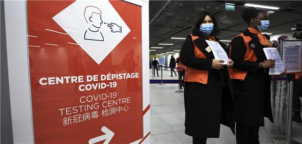 Corona-Testpflicht für Einreisende aus China auch in Deutschland Zwei Flughafenmitarbeiterinnen warten auf Passagiere aus China vor einem Corona-Testbereich auf dem Pariser Flughafen Charles de Gaulle. Eine Testpflicht will nun auch Deutschland einführen.