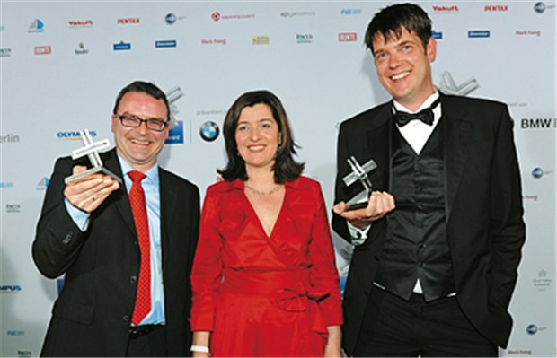 Felix Burda Awards für exzellente Darmkrebs-Aufklärung Zwei Gewinner in der Kategorie Journalismus: Laudatorin Ulrike Bartholomäus (Mitte) überreicht dem Tagesspiegel-Journalisten Ingo Bach (links) und Harm van Maanen, EVP Springer Medizin (rechts), den Preis. © Felix Burda Stiftung/Mangerstaedt (4)