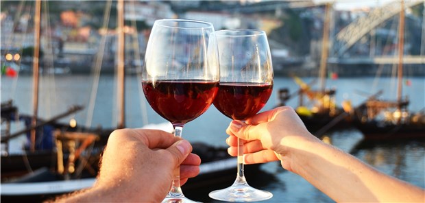 Europa hat eine schlimme Alkohol-Fahne Zwei Gläser Wein in einem Hafen in Portugal: Im Schnitt trinkt jeder Bürger im Alter über 15 Jahre in der WHO-Region Europa pro Woche die Alkoholmenge von zwei Flaschen Wein.