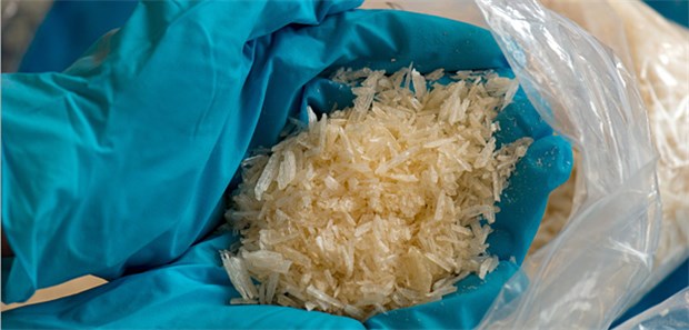 Crystal Meth breitet sich aus Zwei Hände voll Crystal Meth.