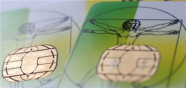 Zwei elektronische Versichertenkarten liegen auf einem Tisch.