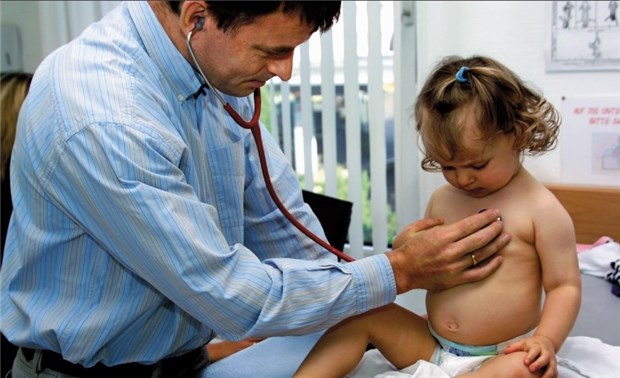 Pädiater beklagen Zwei-Klassen-Medizin Zwei-Klassen-Medizin auch bei der Vorsorge? Pädiater kritisieren Unterschiede zwischen Privat- und Kassenpatienten.