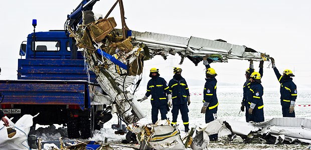 Flugmediziner schuld an Flugzeugunglück? Zwei Kleinflugzeuge stießen am 8. Dezember 2012 bei Wölfersheim zusammen. Mitarbeiter des Technischen Hilfswerks bergen ein Wrack.