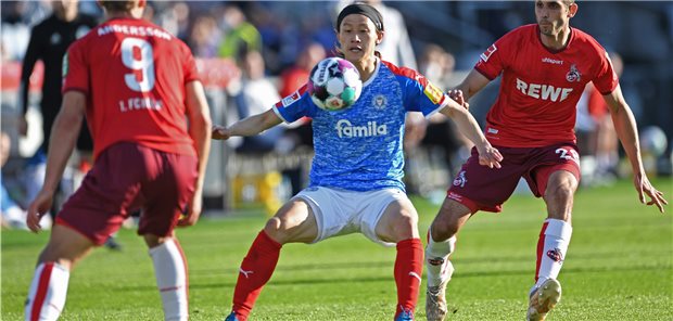 Sportmediziner: Infektionszahl in Bundesliga „relativ hoch“ Kölns Stürmer Sebastian Andersson (l-r), Kiels Stürmer Jae-Sung Lee und Kölns Mittelfeldspieler Ellyes Skhiri.