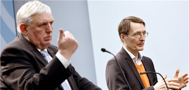 Streit um Krankenhausreformen – Bund und NRW auf Konfrontationskurs Zwei Männer, zwei Reformen: Karl-Josef Laumann (CDU), Minister für Arbeit, Gesundheit und Soziales des Landes Nordrhein-Westfalen und Karl Lauterbach (SPD), Bundesminister für Gesundheit auf Konfrontation.