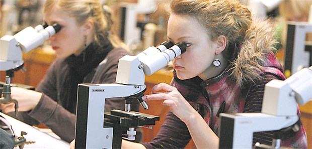 Front gegen Pflichtquartal Allgemeinmedizin Zwei Medizinstudentinnen bei einem Kurs am Institut für Anatomie der Universität Leipzig.