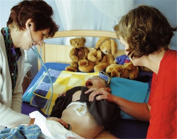Herdecke wird Zentrum für Kinderschmerz-Therapie Zwei Mitarbeiterinnen eines Kinderhospizes kümmern sich um einen ihrer schwerkranken Patienten.