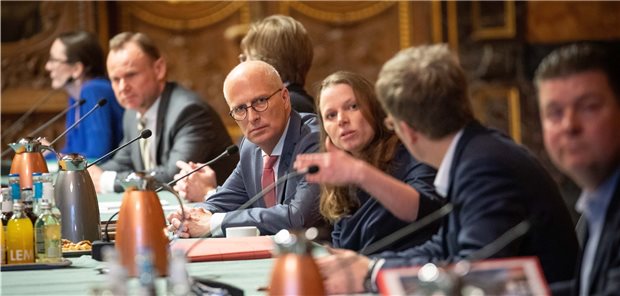 Hamburger Senat erwägt Umverteilung von Arztpraxen Zwei Monate nach der Bürgschaftswahl in Hamburg haben SPD und Grüne am 23. Mai Koalitionsverhandlungen aufgenommen. Im Bild: Der Erste Bürgermeister Peter Tschentscher (SPD, M) und Melanie Leonhard (3.v.r), SPD-Landesvorsitzende und Senatorin für Arbeit, Soziales, Familie und Integration.