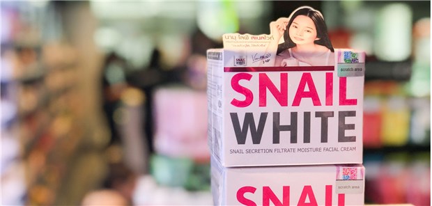 Warum asiatische Männer den Penis bleichen Zwei Packungen der Pflegeserie „Snail White“ („Schneckenschleim“) in Bangkok: Der „Schneckenschleim“ soll angeblich die Haut aufhellen.