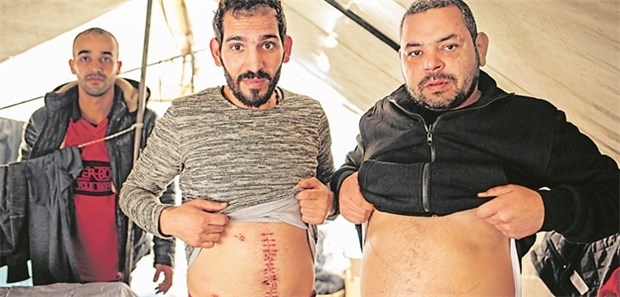 Als Helferin im Flüchtlingscamp auf Lesbos Zwei Patienten zeigen ihre Bäuche im Untersuchungszelt des Flüchtlingscamps Moria auf der griechischen Insel Lesbos.