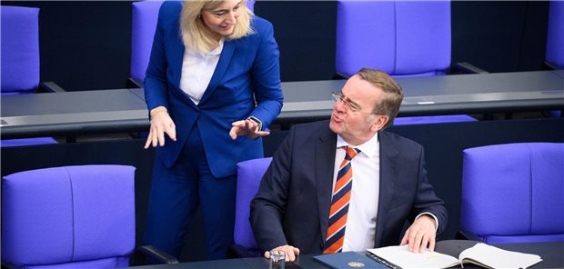Bundesgesundheitsministerin Nina Warken (CDU) und Verteidigungsminister Boris Pistorius (SPD) auf der Regierungsbank im Bundestag.