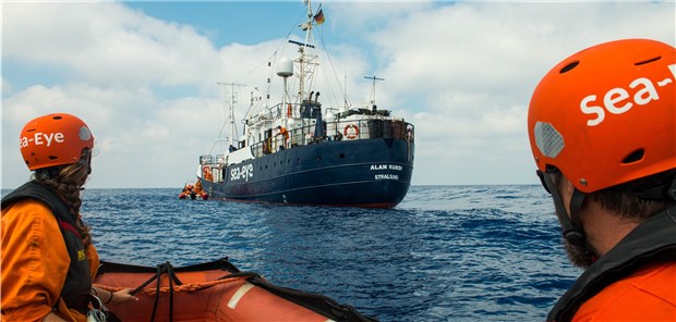 Rückkehr der Hilfsorganisationen Zwei Seenotretter in einem Schlauchboot blicken auf das Rettungsschiff „Alan Kurdi“.