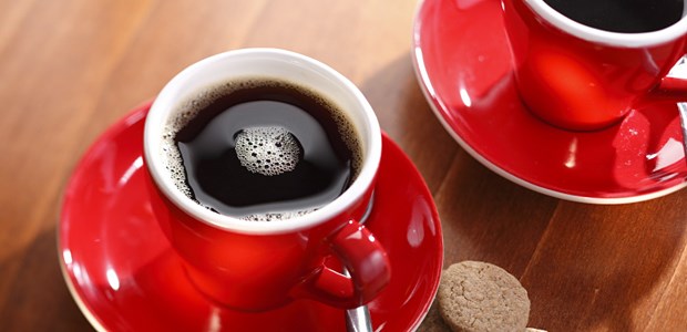 Kaffee macht nicht die Knochen schwach Zwei Tässchen Kaffee: Dem Osteoporose-Risiko ist das egal.