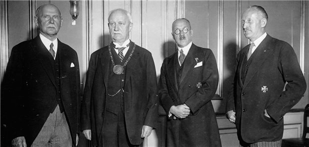 Zwei „Titanen“ der Medizin: August Bier (2.v.l.) mit Ferdinand Sauerbruch (3.v.l.) am 27. Juni 1932 an der Deutschen Hochschule für Leibesübungen in Berlin, hier mit Staatssekretär Theodor Lewald (li.) und Carl Diem (re.).