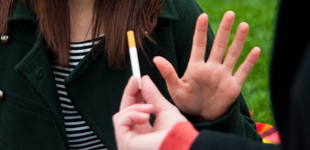 Rauchstopp vor der Op? Zwei Wochen vor und eine Woche nach einer Operation möglichst die Finger weg von den Zigaretten.