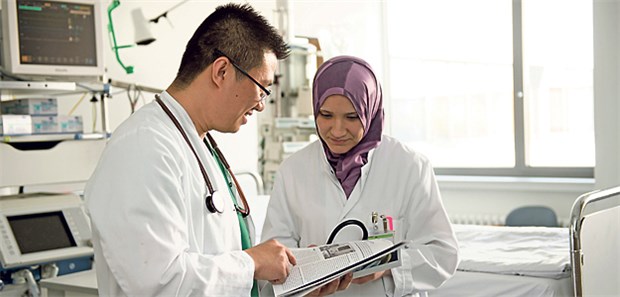 Kliniken sollen bei ausländischen Ärzten Abstriche machen Zwei ausländische Assistenzärzte bei der Arbeit im Klinikum Dortmund.