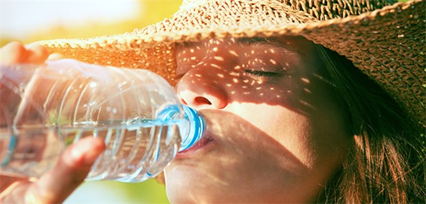 Was und wie viel bei Hitze getrunken werden sollte Zwei bis drei Liter sollten bei der Hitze täglich getrunken werden, raten Nephrologen.