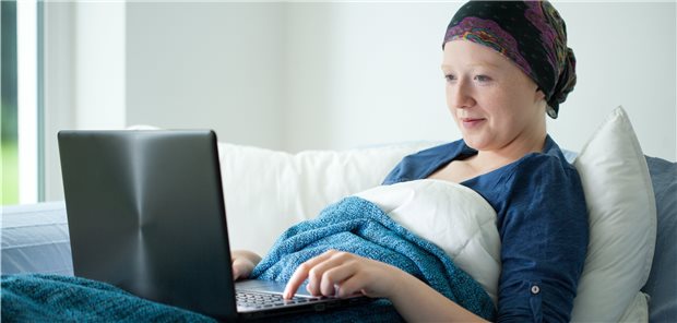 Telemedizin: Chance, bei CoV-2-positiven Krebskranken Klinikaufnahmen zu vermeiden Zwei- bis viermal pro Tag Symptome und Daten wie die Sauerstoffsättigung via Laptop übermitteln: Davon können SARS-CoV-2-infizierte Krebskranke profitieren. (Symbolbild mit Fotomodell)