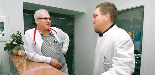 Zwei, die sich einig sind. Kommt ein Dritter hinzu, kann das klappen, muss es aber nicht. Durch proaktive Vertragsgestaltung bleibt eine BAG bei der Partner-Aufnahme flexibel.