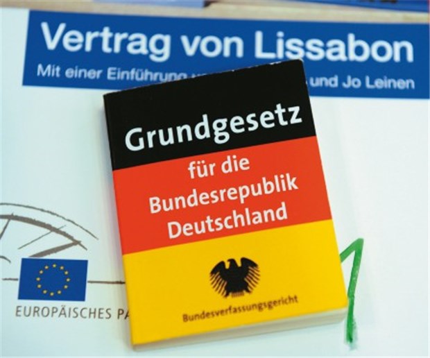Gesundheitspolitik à la EU - da schiebt der Lissabon-Vertrag der Kommission Riegel vor Zwei, die zusammenpassen müssen: Der Lissabon-Vertrag stärkt die Macht der nationalen Parlamente im Gesetzgebungsprozess.