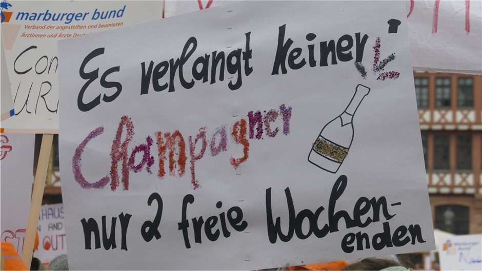 Zwei freie Wochenenden pro Monat ist eine der Forderungen des Marburger Bundes. 