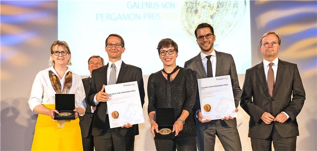 Fünfmal ausgezeichnet mit der Galenus-Medaille Zweimal CAR-T-Zelltherapie unter den Bewerbern, gleichauf im Ziel auch als Gewinner (v.l.n.r.): Dr. Bettina Bauer, Geschäftsführerin, und Torben Zachmann, Senior Director Cell Therapy von Kite / Gilead, sowie Dr. Alexandra Skorupa, Medical Head Cell & Gene Therapy, und Markus Karmasin, Business Unit Head Cell & Gene Therapy, von Novartis präsentieren stolz die Medaillen und Urkunden des Preises in der Kategorie Orphan Drugs. Rechts der Parlamentarische Staatssekretär Thomas Rachel, im Hintergrund Professor Erland Erdmann, Vorsitzender der Galenus-Jury.