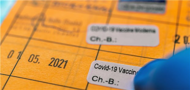 Zweimal geimpft – vor allem Angehörige vulnerabler Gruppen können sich ab sofort zum dritten Mal die Spritze gegen das Coronavirus abholen. Die STIKO-Empfehlung, wer außerdem prioritär eine Boosterimpfung bekommen soll, liegt noch nicht vor.