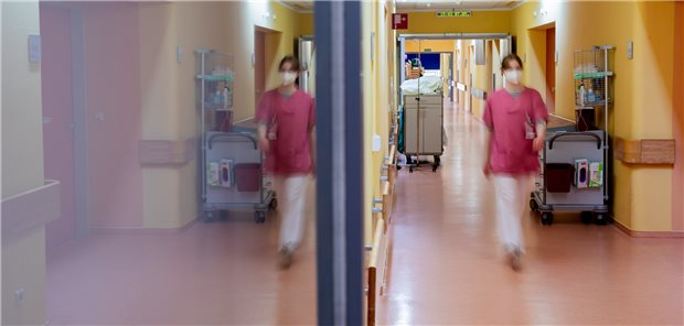 Sachverständigenrat Gesundheit soll mehr Expertise zur Pflege geben Zweiteilen können sich die Pflegekräfte nicht, auch wenn diese Spiegelung im Gang der Viszeralchirurgie-Station des Krankenhauses Havelhöhe dies suggeriert.